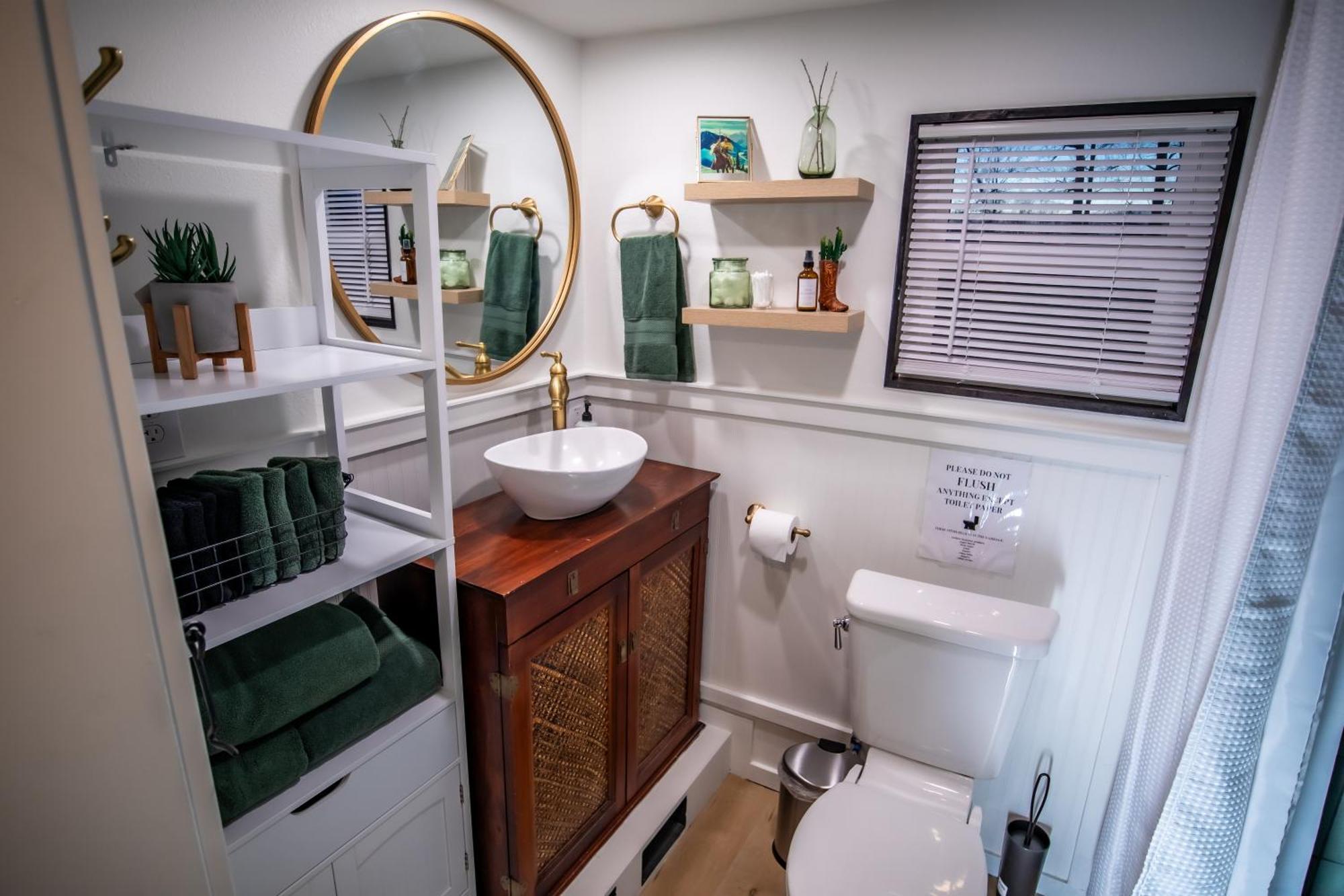 Unique Tiny Minutes From Downtown *